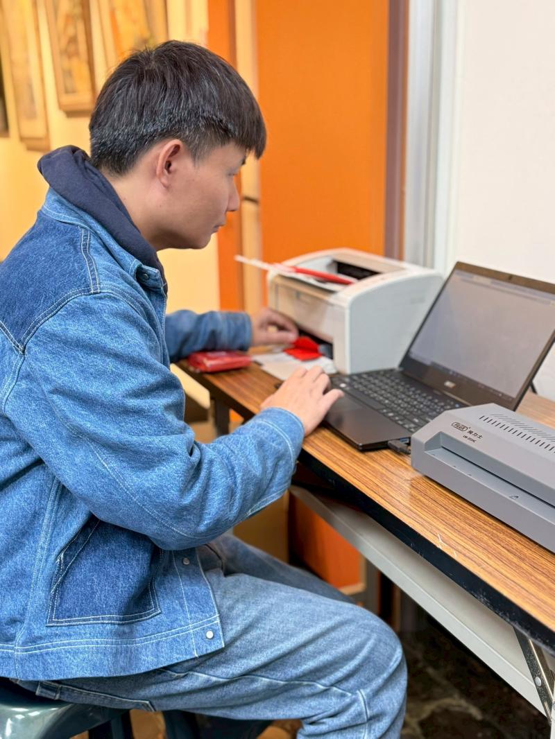 講師在課堂上幫忙製作精美卡片或獨具特色的燙金紅包袋作品。