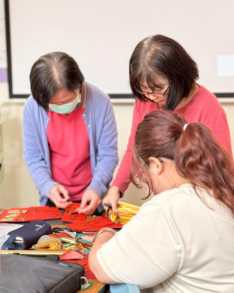 讓學員親手製作出屬於自己的新春紅包袋,成就感十足。