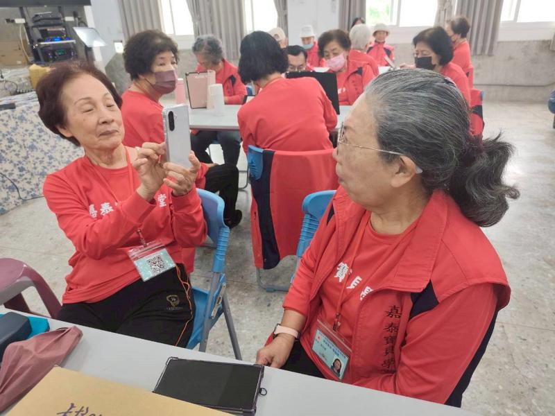 大家互拍製作,將拍攝的照片結合文字早安圖