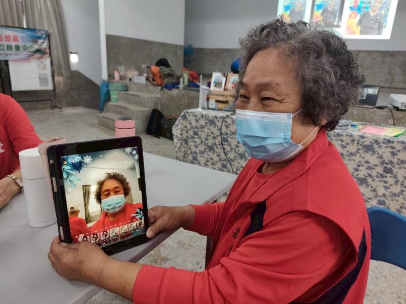 學員們開心地將完成展示美編作品