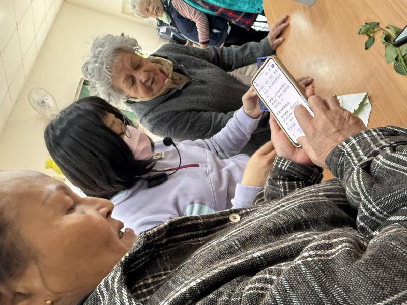 長輩帶部落裡特有的植物，供大家利用智慧鏡頭查詢其功能與實用性