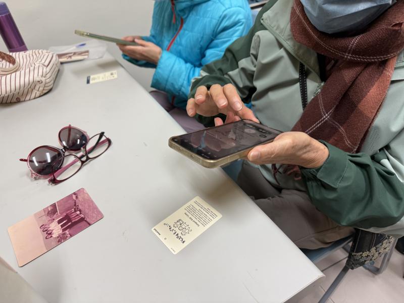 長輩利用智慧鏡頭嘗試翻譯功能