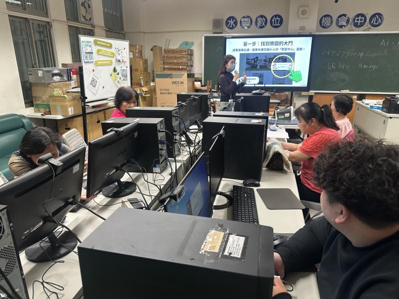 課堂中老師講解從google搜尋學習中心的圖案登入及學員註冊登入步驟，與上課情形.