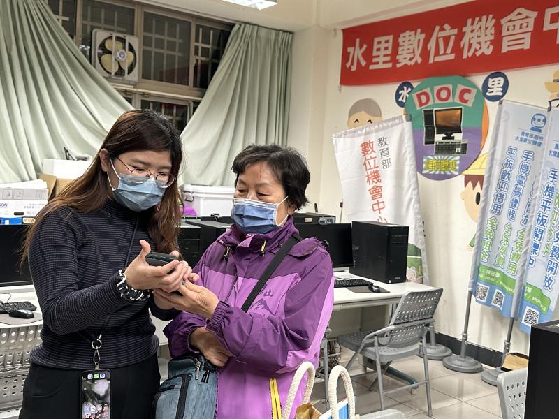 學員請老師解惑手機登入學習中心操作上問題.