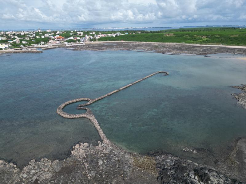 從高空看，家鄉的石滬像海裡的心。這畫面勾起長輩滿滿的回憶，原來我們守護一輩子的土地，這麼美。