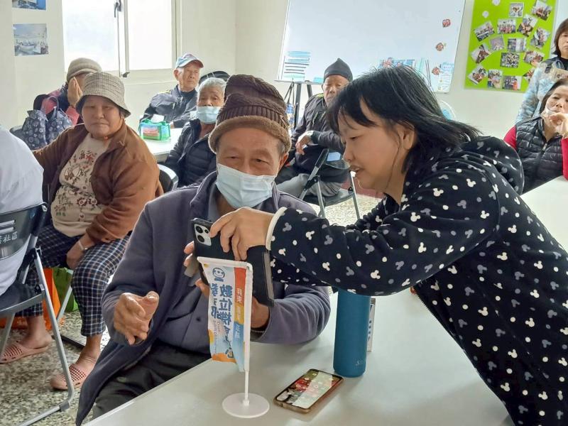 劉惠菁老師隨即進行1對1貼心指導