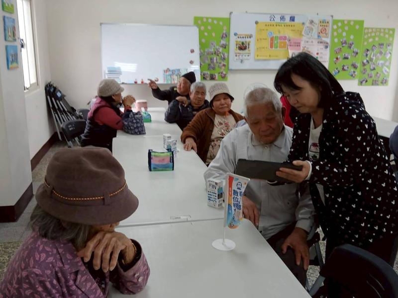 以平板設備進行教學示範，將課程的操作畫面放大呈現