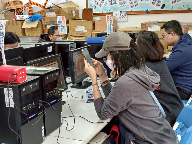 學員們開始拿起手機，嘗試自行上網訂票