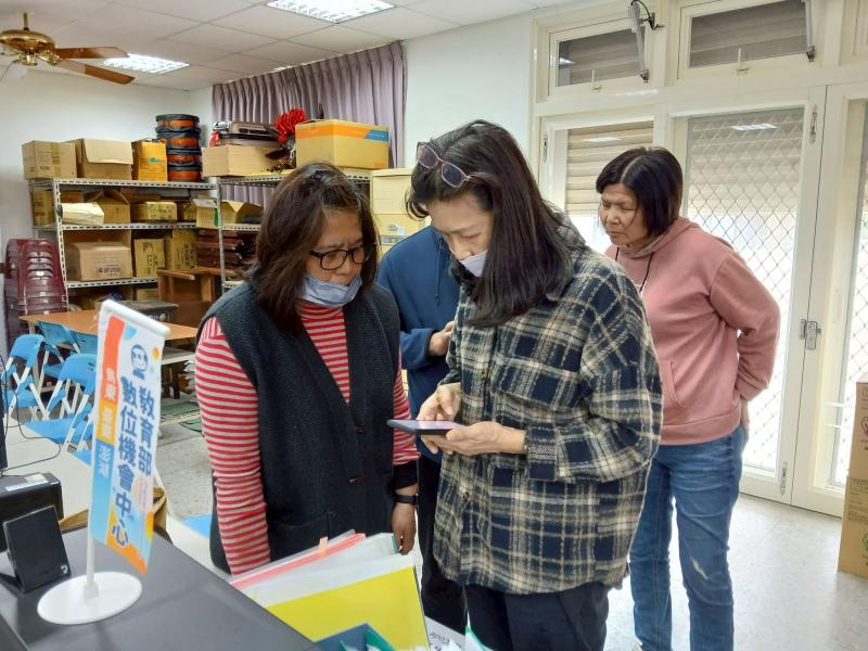 數位小幫手立即上前協助。實際操作示範