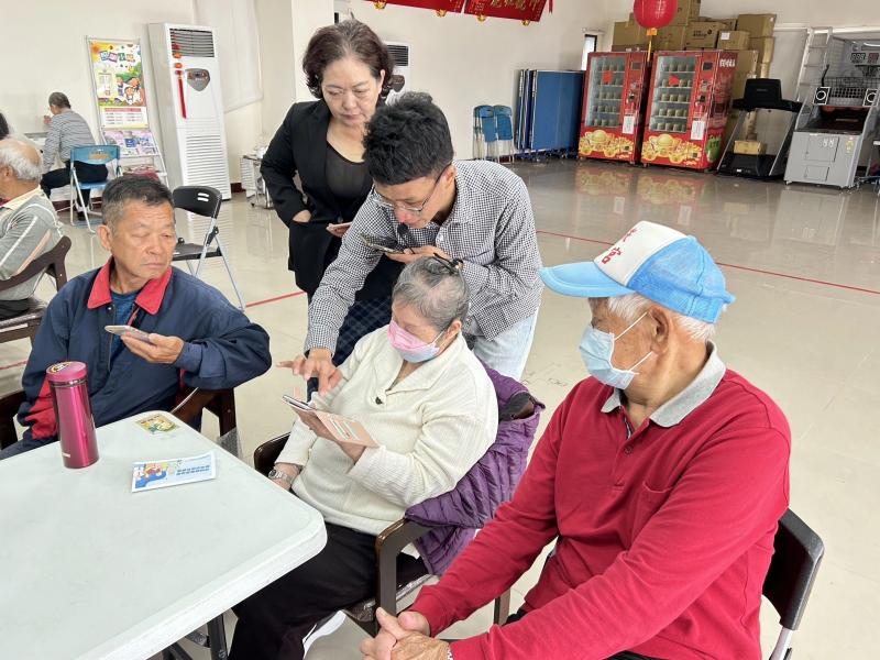 講師與學員一起下載APP演練操作流程