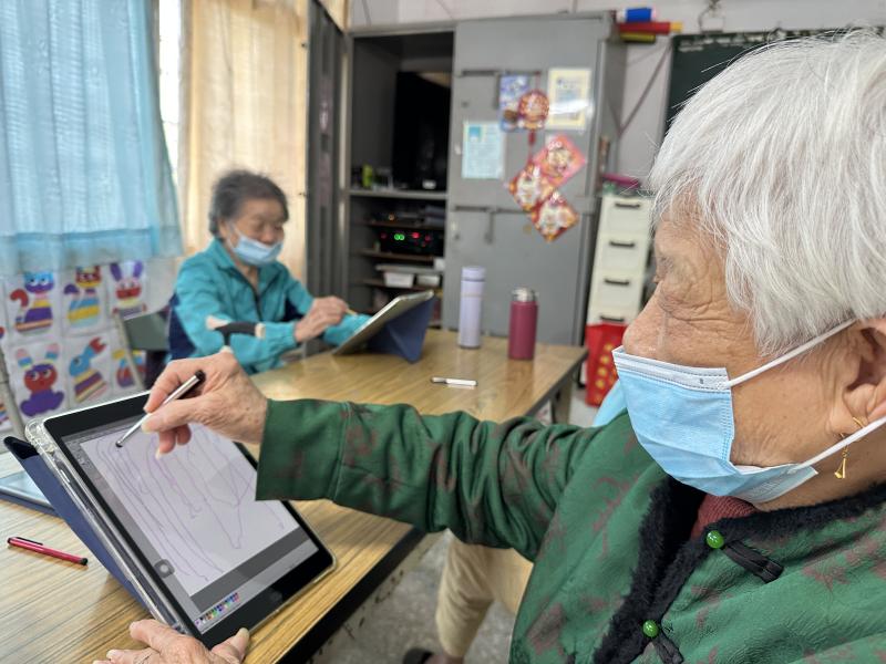 學員認真在平板上繪畫-2