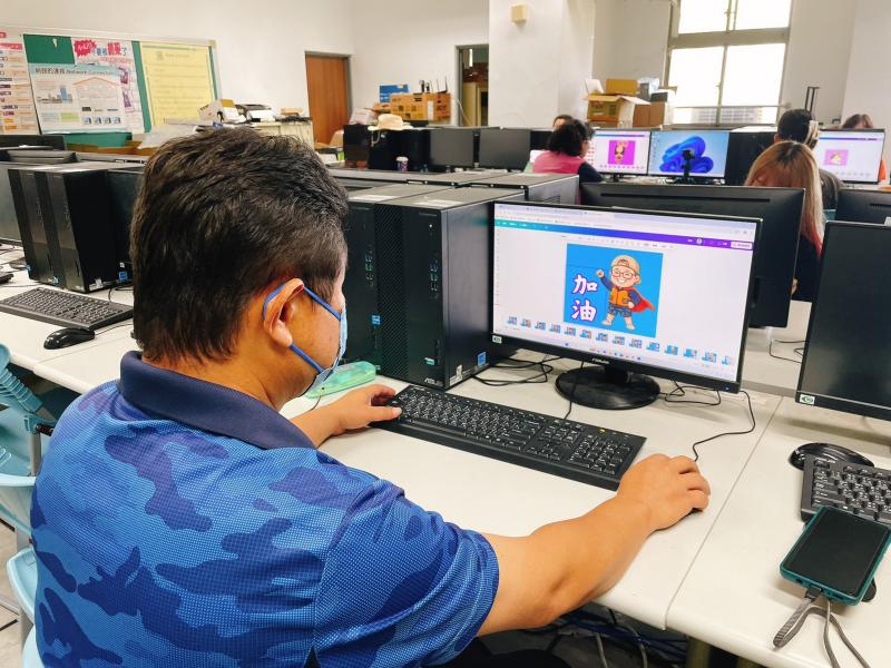 學員專注盯著螢幕，用心為自己設計的「加油」貼圖排版微調，享受數位創作樂趣！