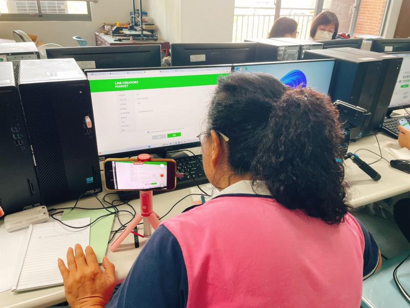 邁向成功最後一步，學員細心輸入貼圖上架申請資料並將作品送交審核。