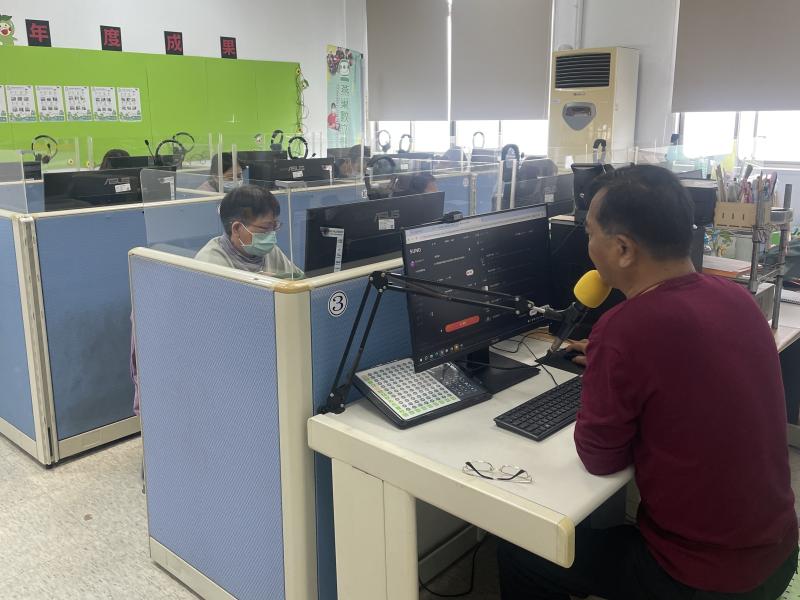 教師與學員參與互動,AI協作的情節設計課堂中,知識與創意在此碰撞出絢麗的火花。