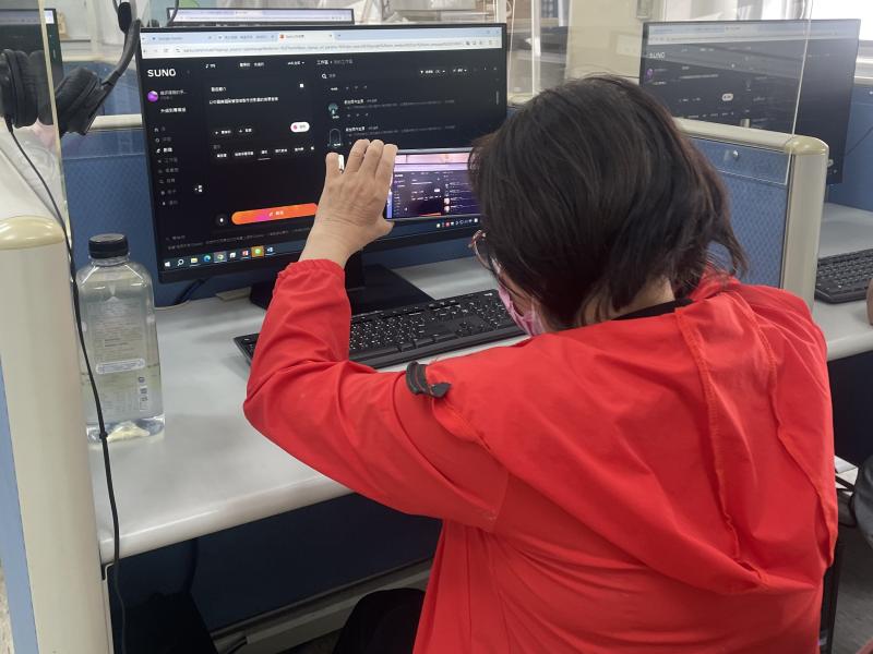 學員操作專注電腦,透過AI工具,讓劇本情節的想像力無限賓士,面對洋溢創作的熱情。