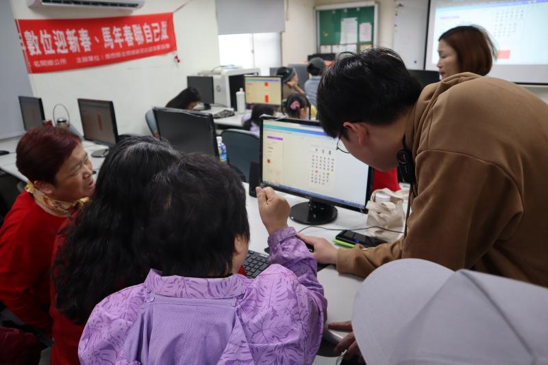 講師指導學員Canva操作