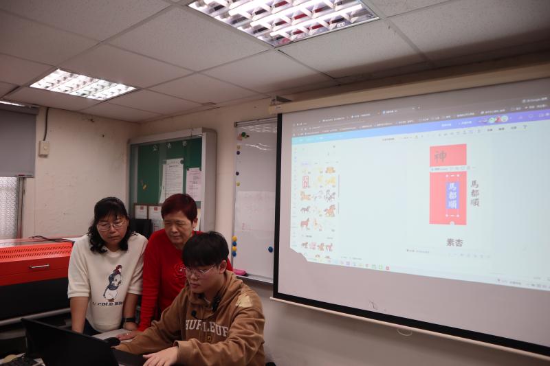 學員與講師一起討論設計樣式