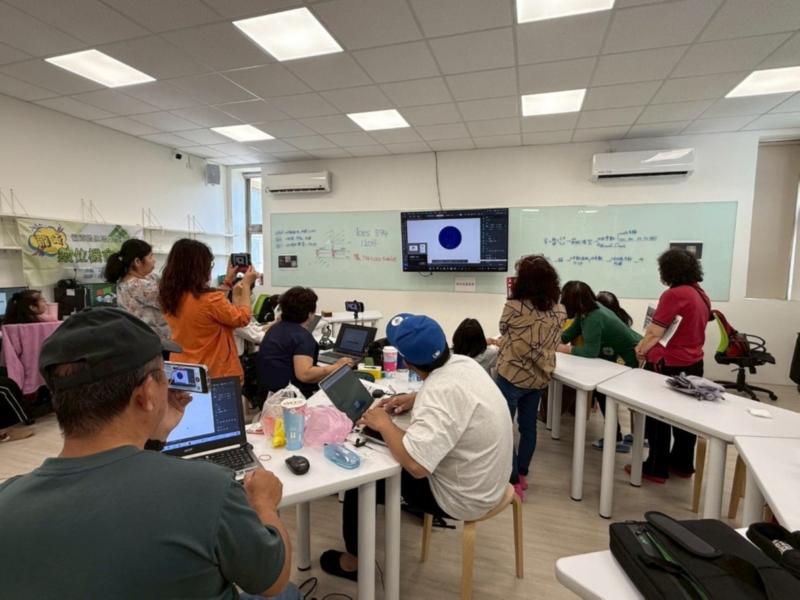 掌握雷雕機功率設定,在橡皮材料上精準刻劃紋理。