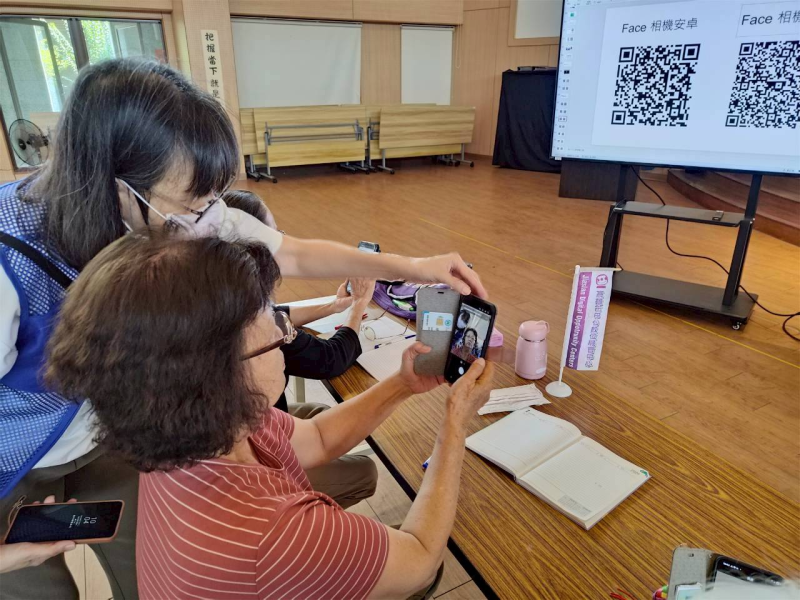 學習手機基本操作平板連結WiFi、掃描QR Code