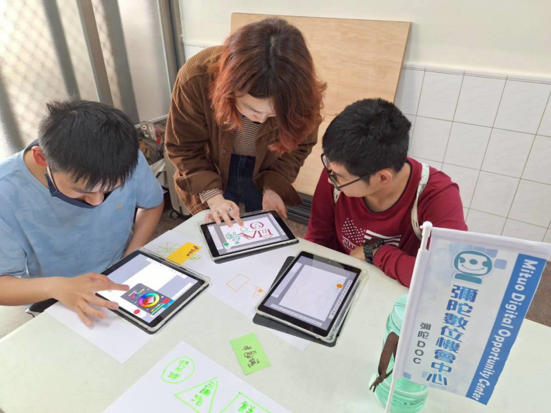 學員專注聆聽講師平板功能指導，練習數位工具創作。