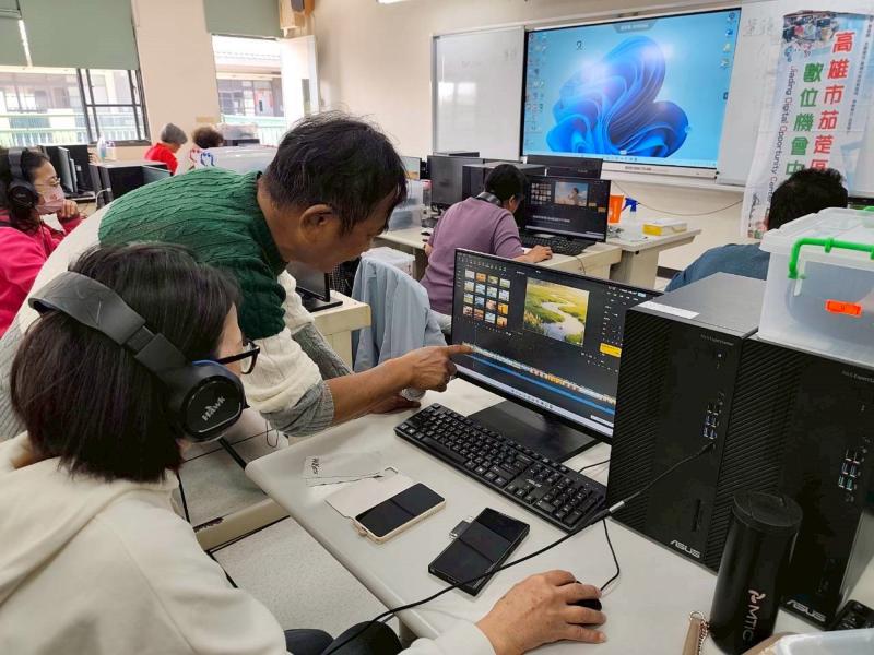 講師協助指導學員運用AI配音工具將影片加上影音的效果呈現