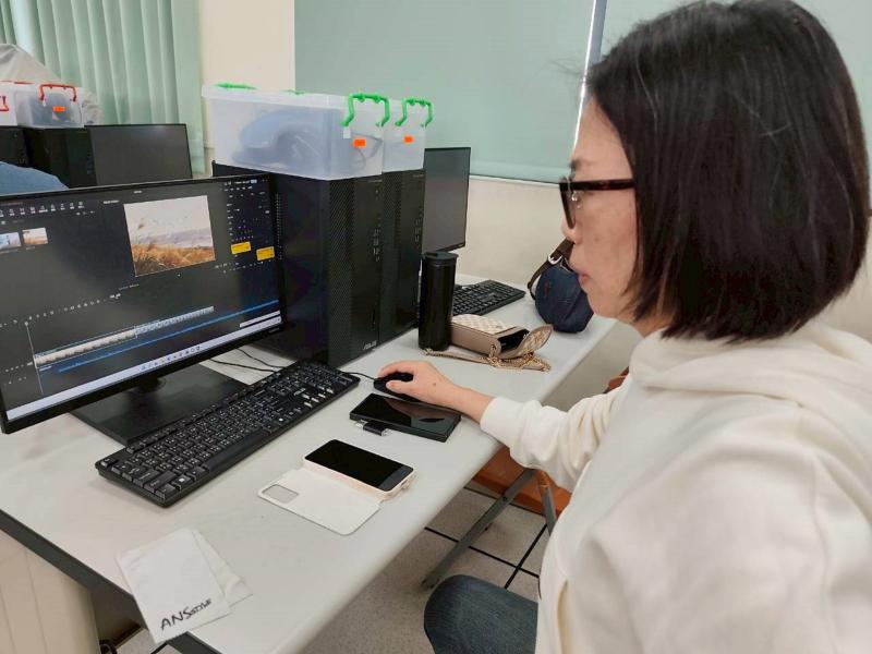 學員開心的完成影片作品