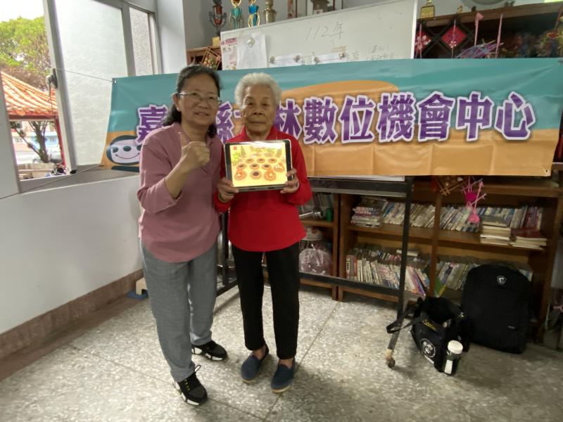 志工與百歲學員合影