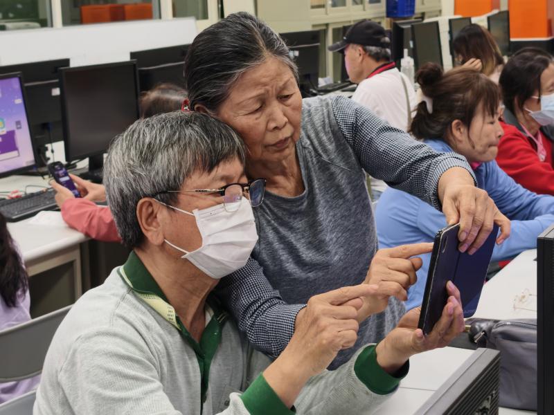 學員們主動教身邊不會的同學