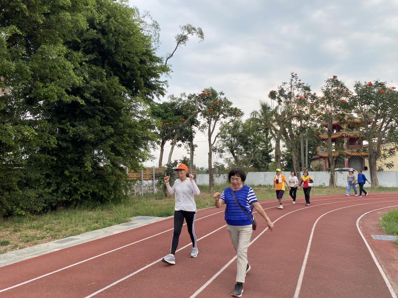 帶領學員實際健走