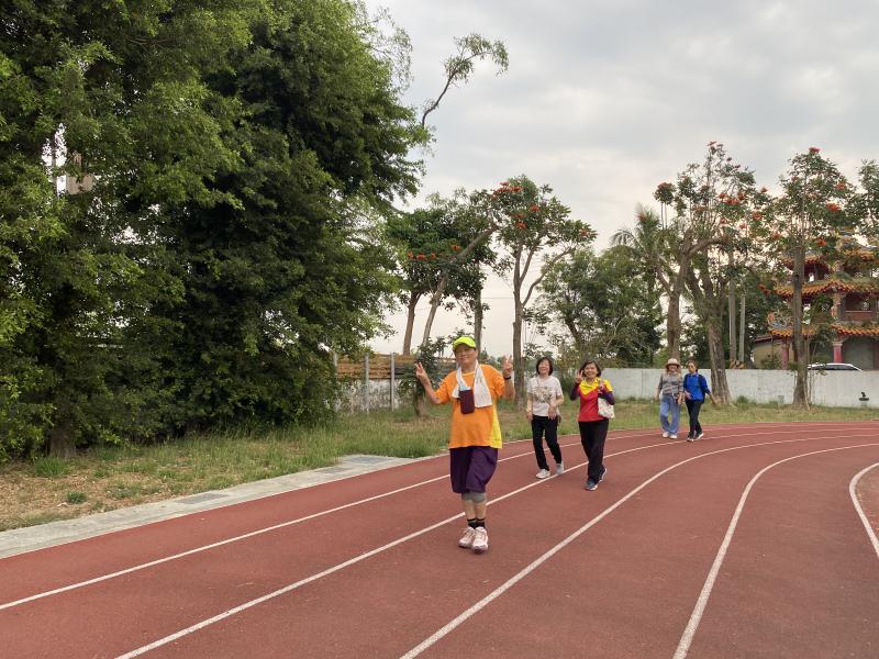 學員順利完成兩公里健走