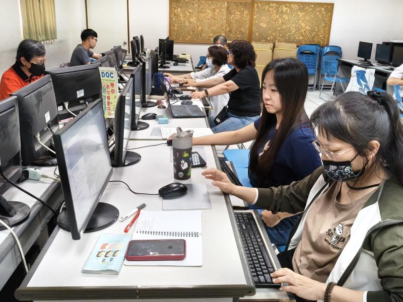 運用AI協助整理與發想故事架構，逐步完成故事初稿，培養內容組織能力