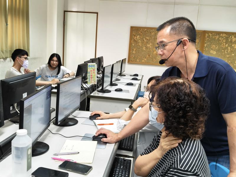 學員練習與AI互動生成故事內容，學習調整指令與語句，使故事更貼近在地特色