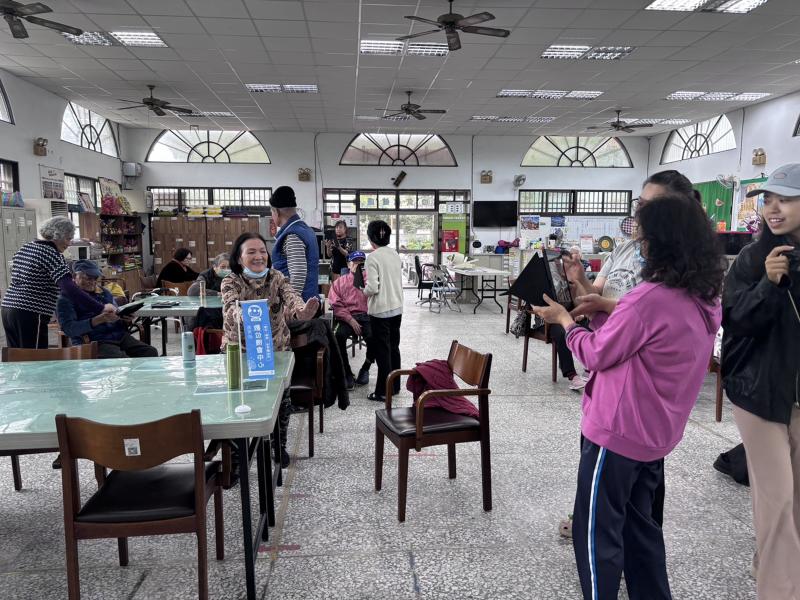 分小組進行活動，帶領拍照完成任務。最後使用拍立得將今日的回憶留存於據點.