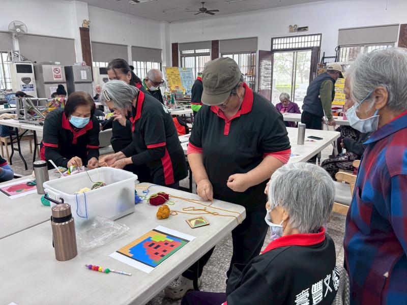 接著再將設計好的圖樣實際轉換，透過一針一線完成專屬作品。