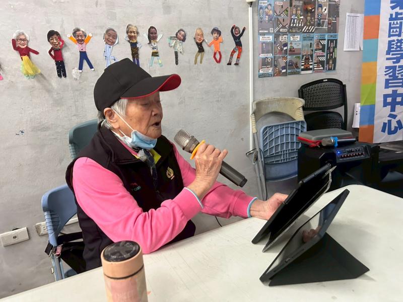 介紹基本操作方式，如搜尋歌曲、調整音量與字幕顯示等，並帶領學員實際練習演唱，提升對數位設備的熟悉度。