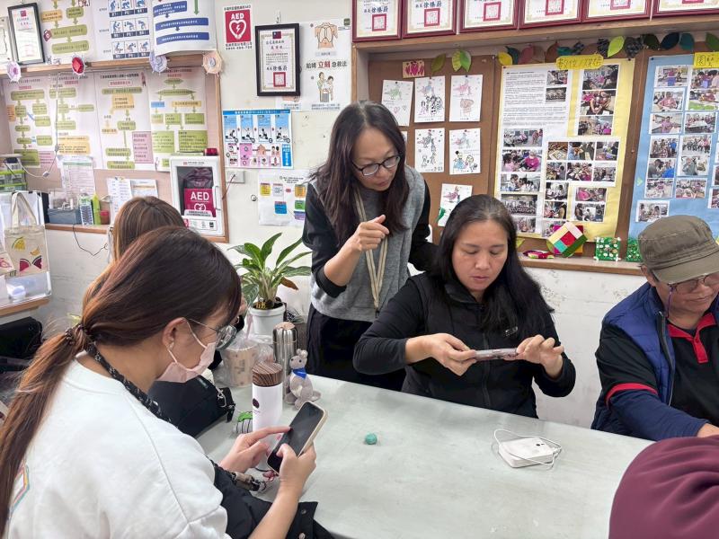 將上堂課程未完成的影片完成，