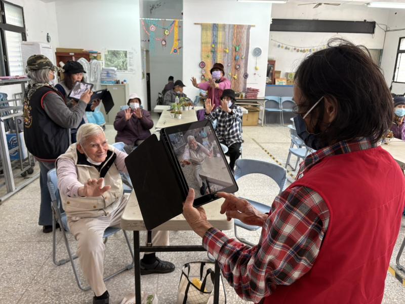 接著引導長者認識平板的基本操作，如開關機、觸控方式與簡單功能使用，