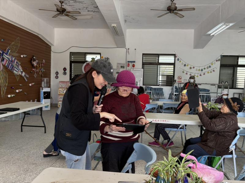 並以輕鬆、循序漸進的方式帶領學員實際體驗拍照功能，從取景到按下快門，完成屬於自己的影像紀錄。透過簡單有趣的學習過程，提升長者的參與意願與自信心，讓科技成為生活中的好幫手。