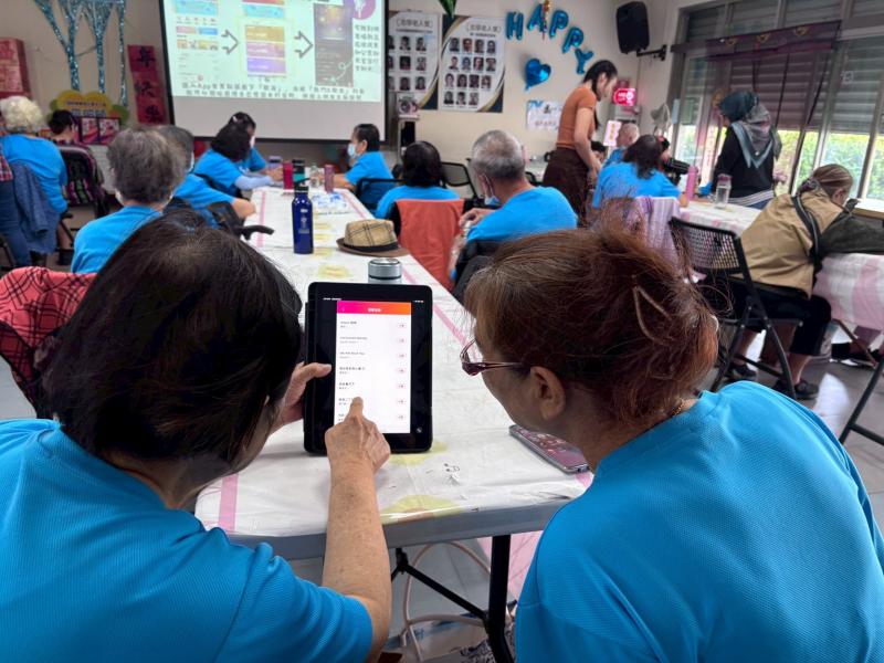 並直接在現場唱起來，非常歡樂.