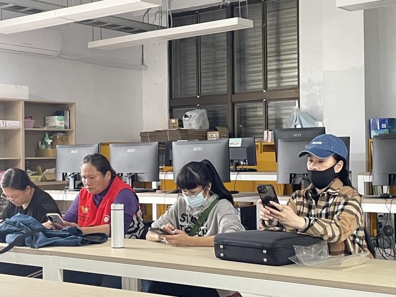 學員拿起手機掃描操作