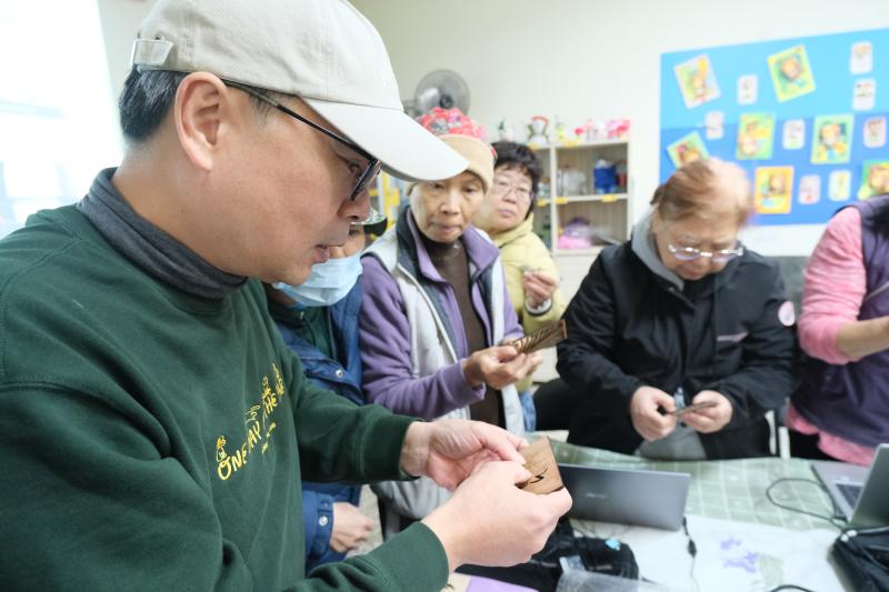 學員一起確認雷雕成品