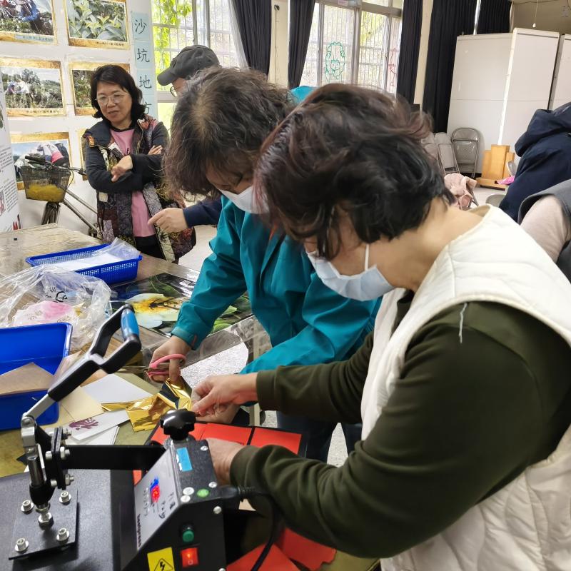 學員使用平燙機，把自己設計2026馬年吉祥物印在新春紅包