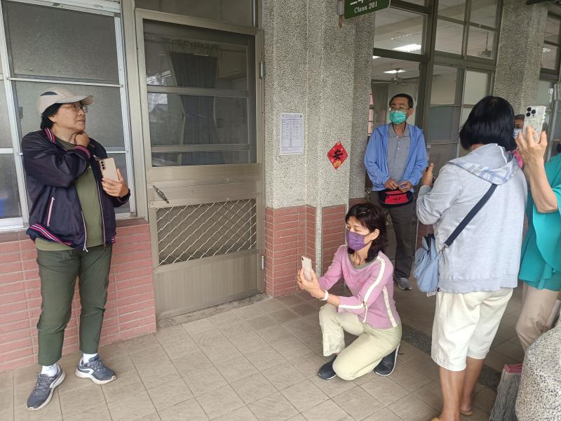 學員練習各種角度拍照