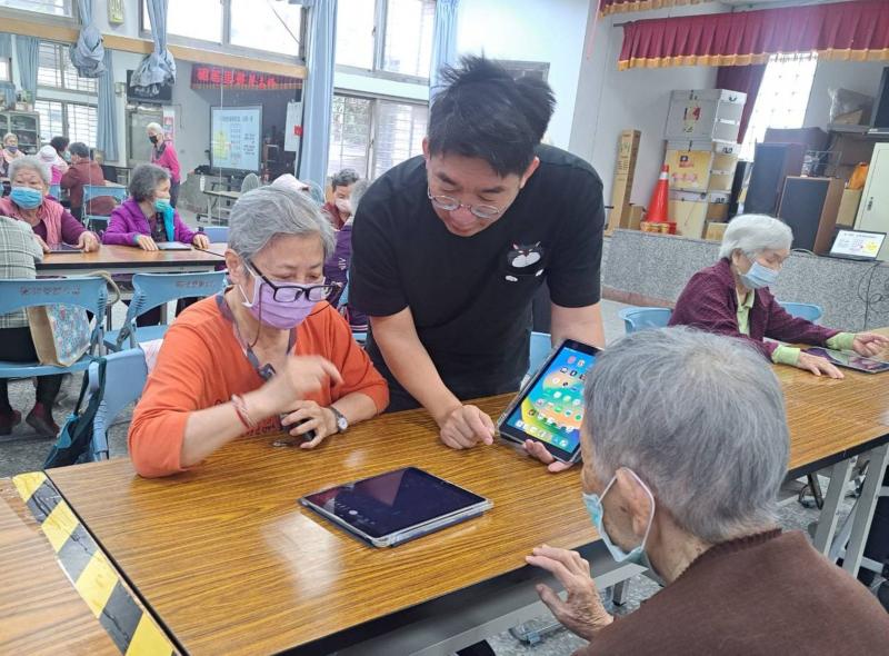 學員輪流展示自己的照片。