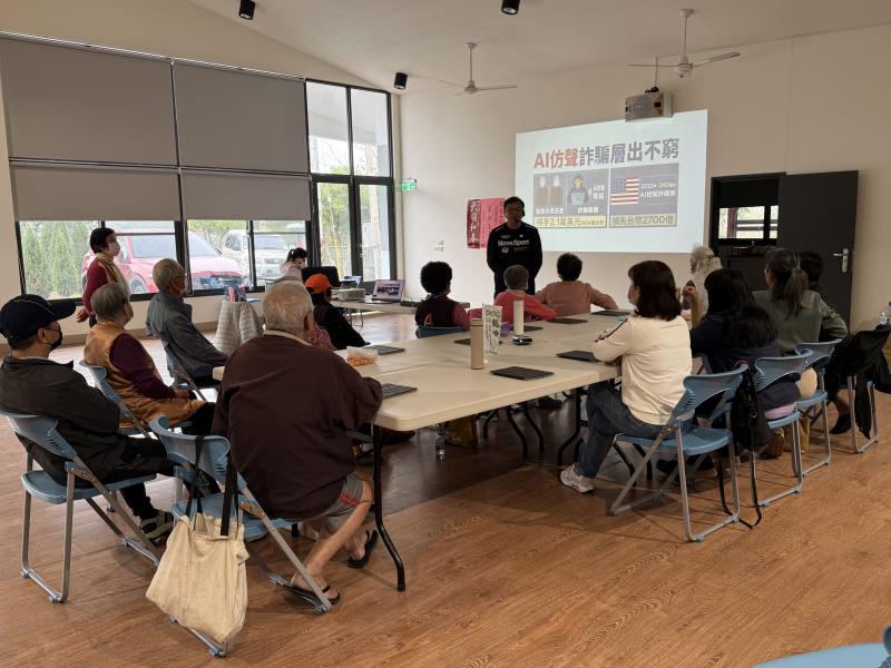 講師解說 AI 變臉變聲詐騙，提醒長輩加強防範。