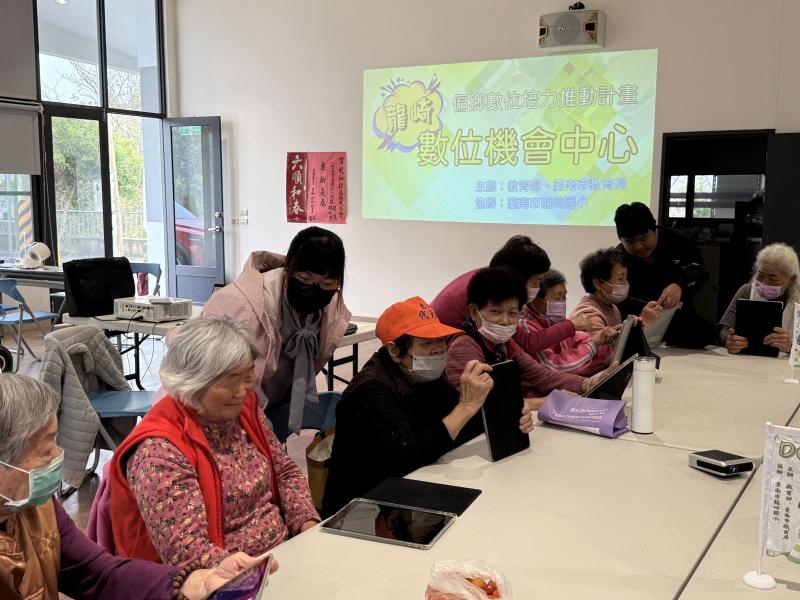 長輩實作平板電腦，志工在旁指導數位查證技巧。