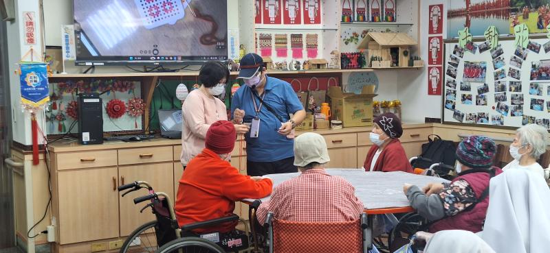 老師於實作時指導