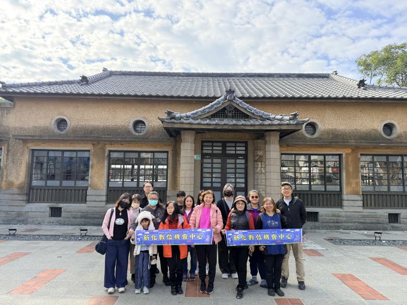 大家在建築前先合影