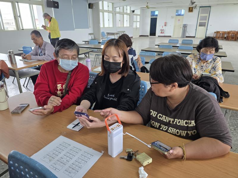 學員們互相討論如何使影片更加完整與專業