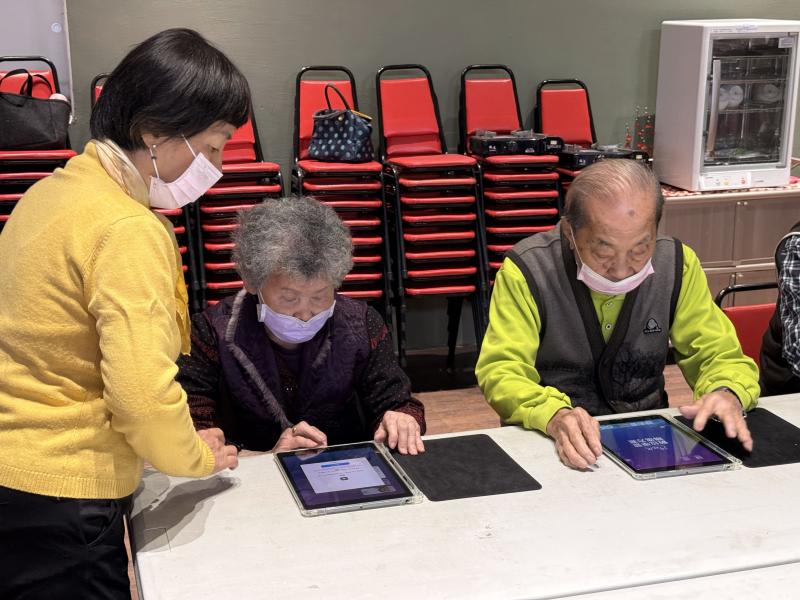 助教在旁細心指導，學員互助練習，縮短數位落差 。